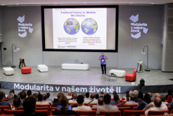 Na Bártu navázal Ján Košturiak, specialista na procesy, když představil vizi budoucnosti -  koncept micro modular factory, který umožňuje flexibilní a rychle přizpůsobitelnou výrobu v malém měřítku. 