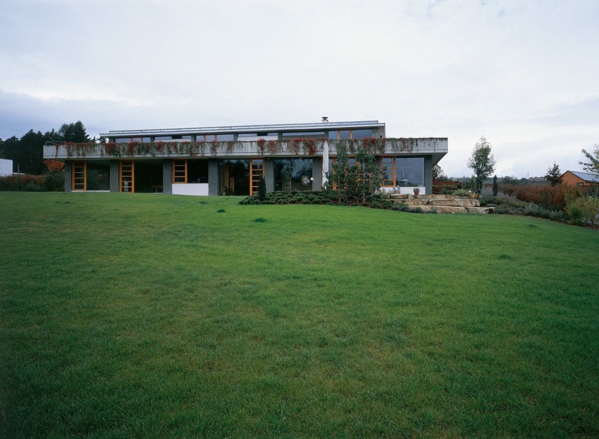 Ladislav Lábus, Lenka Dvořáková: vila ve Vonoklasech (1998)