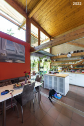 Výraznějších změn doznala v interiéru pouze kuchyně; původní rozložení majitelce nevyhovovalo a nedostačovalo, takže jí dcera ve 3D programu pomohla navrhnout a vybrat nový nábytek.