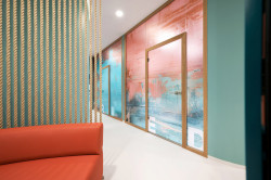 Interiér rehabilitačního centra CRIMED v Poděbradech od designérky Kateřiny Kersey a architektky Lucie Náhlovské