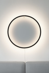 Ateliér Vrtiška & Žák navrhli interiér vily v pražské Troji v kombinaci světlých a tmavých odstínů