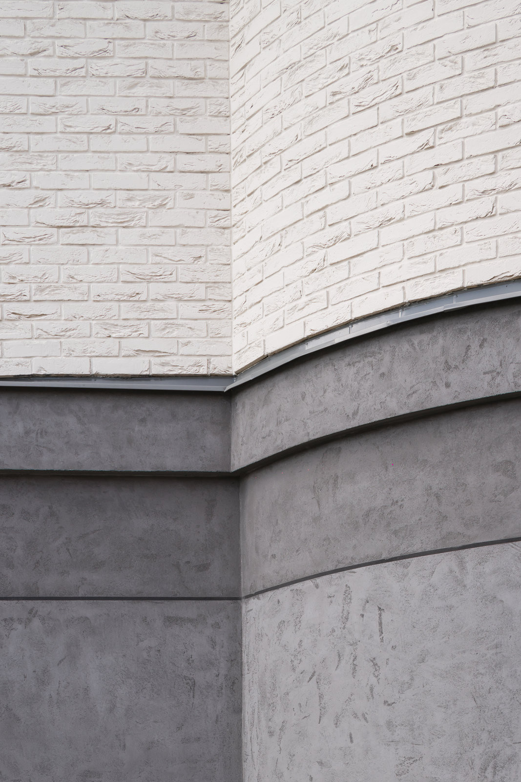 Blízký pohled na napojení vrstev fasády – precizní detail jako součást celku. (Nová radnice s plastickou fasádou; re:architekti)