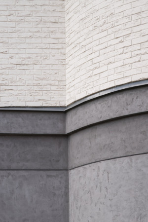 Blízký pohled na napojení vrstev fasády – precizní detail jako součást celku. (Nová radnice s plastickou fasádou; re:architekti)