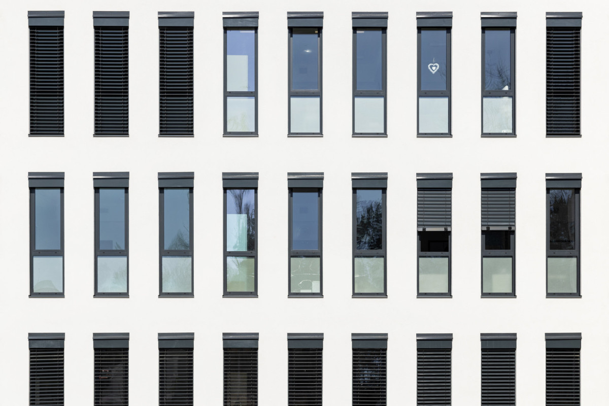 Rozsáhlé prosklení přivádí do pavilonu přirozené světlo (Pavilon psychiatrie v Ostrově od KOMA MODULAR; interiéry petit atelier)