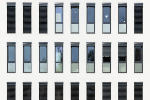 Rozsáhlé prosklení přivádí do pavilonu přirozené světlo (Pavilon psychiatrie v Ostrově od KOMA MODULAR; interiéry petit atelier)