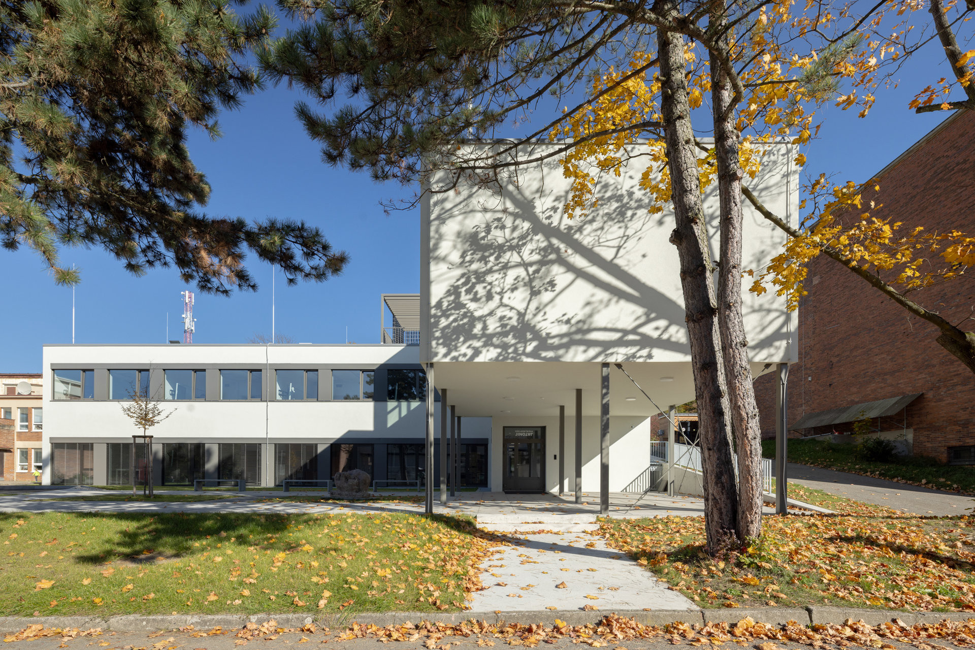 Nová modulární škola ve Zlíně stojí hned vedle filmových ateliérů. (ZŠ Jinotaj ve Zlíně)