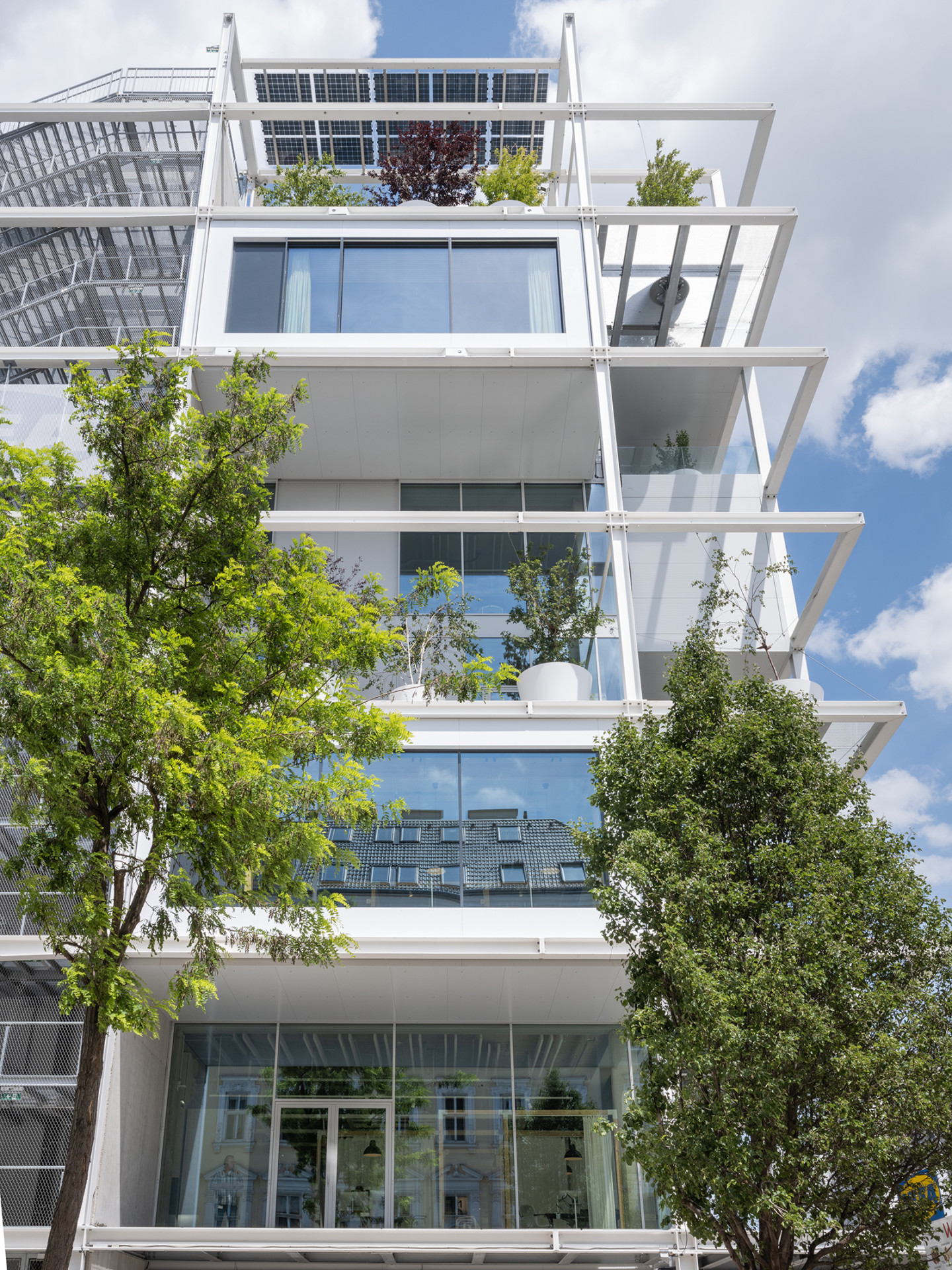 V kancelářské a obchodní čtvrti poblíž nádraží Wien Westbahnhof okamžitě upoutá pozornost prodejna společnosti IKEA, a to díky svému obvodovému plášti s rámovou konstrukcí