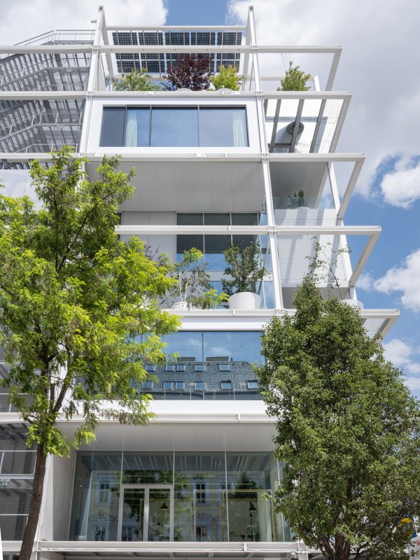 V kancelářské a obchodní čtvrti poblíž nádraží Wien Westbahnhof okamžitě upoutá pozornost prodejna společnosti IKEA, a to díky svému obvodovému plášti s rámovou konstrukcí