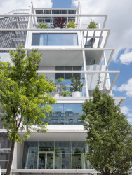 V kancelářské a obchodní čtvrti poblíž nádraží Wien Westbahnhof okamžitě upoutá pozornost prodejna společnosti IKEA, a to díky svému obvodovému plášti s rámovou konstrukcí