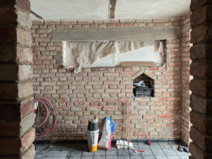 Stavba (Terasa a zázemí ve stodole; tamti_architekti)