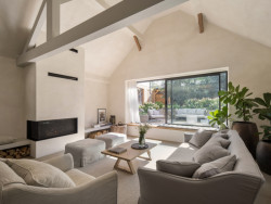 Velká okna intenzivně propojují interiér s exteriérem a prozrazují současnost návrhu.