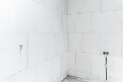 Finální úprava stěn z tvárnic Silka je i díky širokému sortimentu omítek snadná a rychlá.