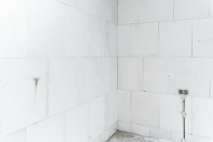 Finální úprava stěn z tvárnic Silka je i díky širokému sortimentu omítek snadná a rychlá.