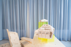 Do 13. října 2023 bude v kreativním hubu KUMST k vidění výstava Široký perimetr architektury