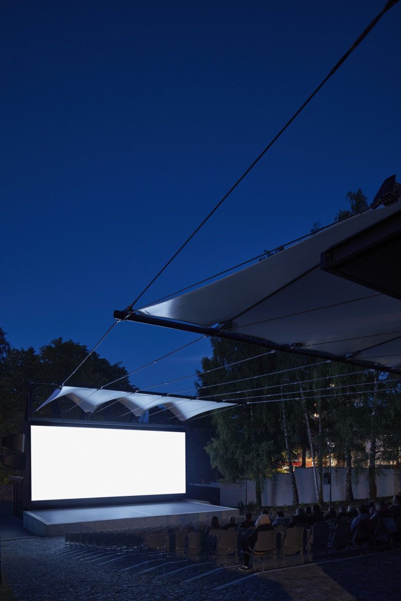 Letní kino Prachatice, Mimosa Architekti: Systém kotoučů, vedoucích film v promítačce, návrh volně přepisuje do formy zastřešení s lany