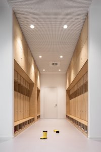 Rekonstrukce mateřské školy Polánka, ateliér CL3: Veškeré úložné prostory jsou řešené jako vestavné