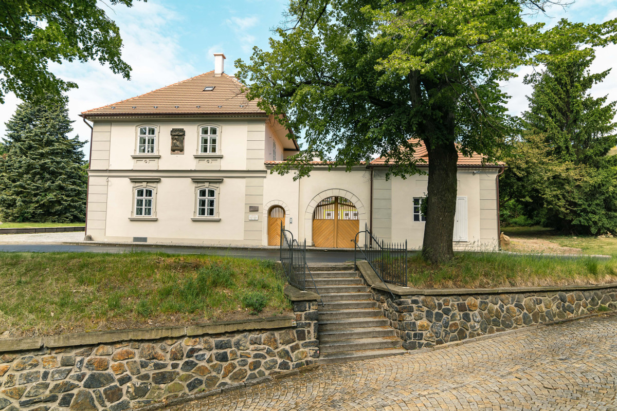Barokní stavba pochází z konce 16. století. (Autentická rekonstrukce barokního domu; Wright & Wright)