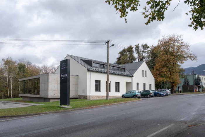 Rekonstrukce s dostavbou prodejny Hruška v obci Trojanovice (Kamil Mrva Architects; dodavatel E B stavební společnost)