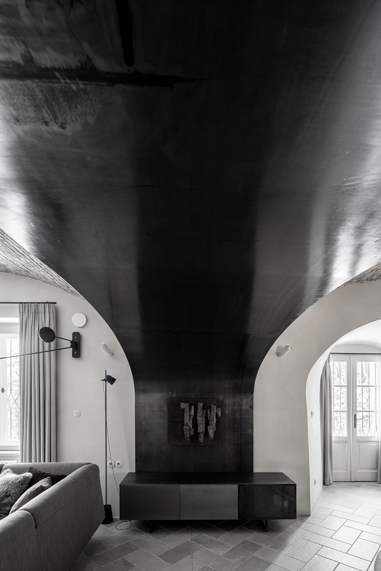 Prostupy ve zdech jsou pokryté voskovanou ocelí. (OOOX, Dům ve hradbách)