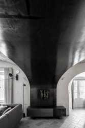 Prostupy ve zdech jsou pokryté voskovanou ocelí. (OOOX, Dům ve hradbách)