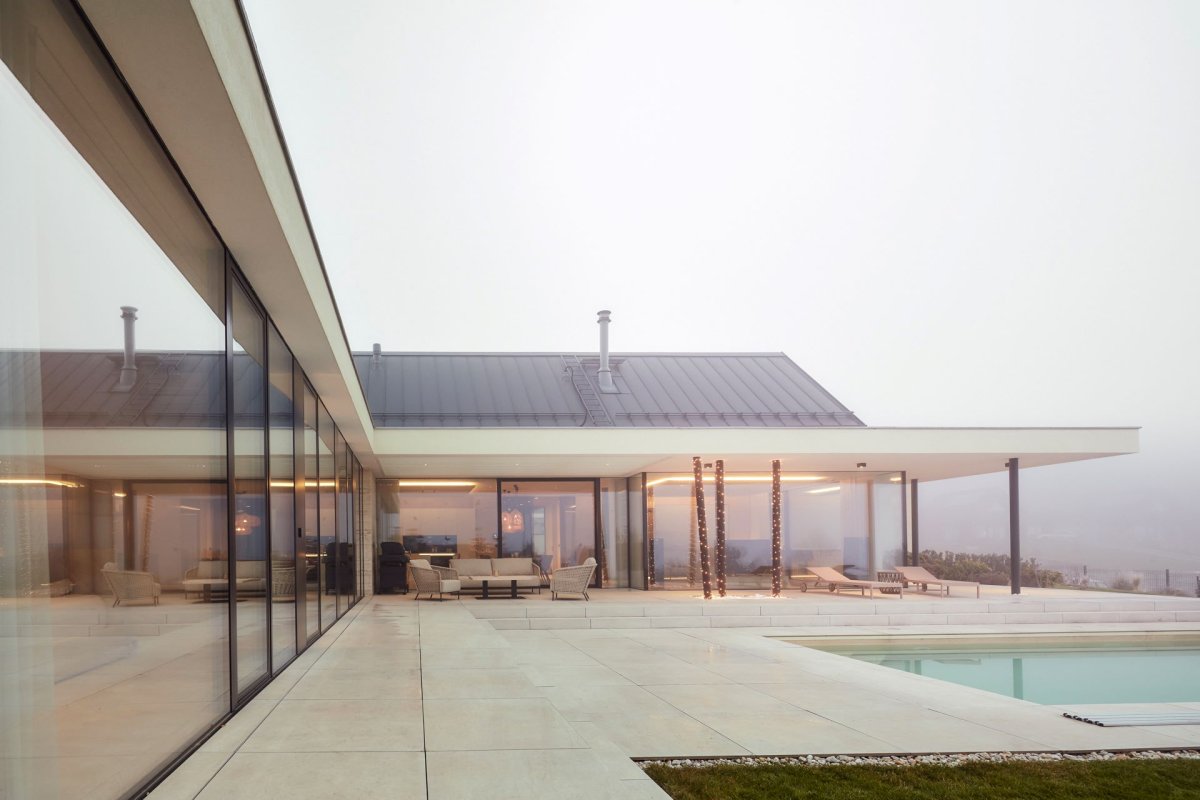 Maximálně prosklený dům zajišťuje propojení interiéru a exteriéru. (Bungalov ve východních Čechách; Atelier Kunc)
