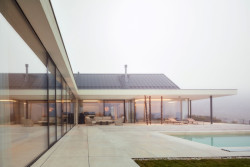 Maximálně prosklený dům zajišťuje propojení interiéru a exteriéru. (Bungalov ve východních Čechách; Atelier Kunc)