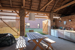 Skvadra architekti - Přestavba stavení v severních Čechách: Původní stodola nově slouží jako venkovní kuchyně s posezením