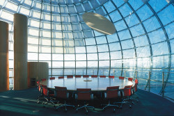 Zasedací místnost v prosklené "bublině"