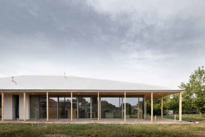 Rodinný dům od z pera architekta Tomáše Šeba a studia ROAR ve slovenské vesnici Palárikovo