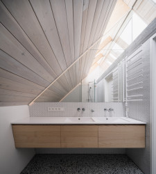 Ateliér Martin Neruda Architektura zrekonstruoval vyhořelý rodinný dům na pražské Zbraslavi