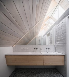 Ateliér Martin Neruda Architektura zrekonstruoval vyhořelý rodinný dům na pražské Zbraslavi