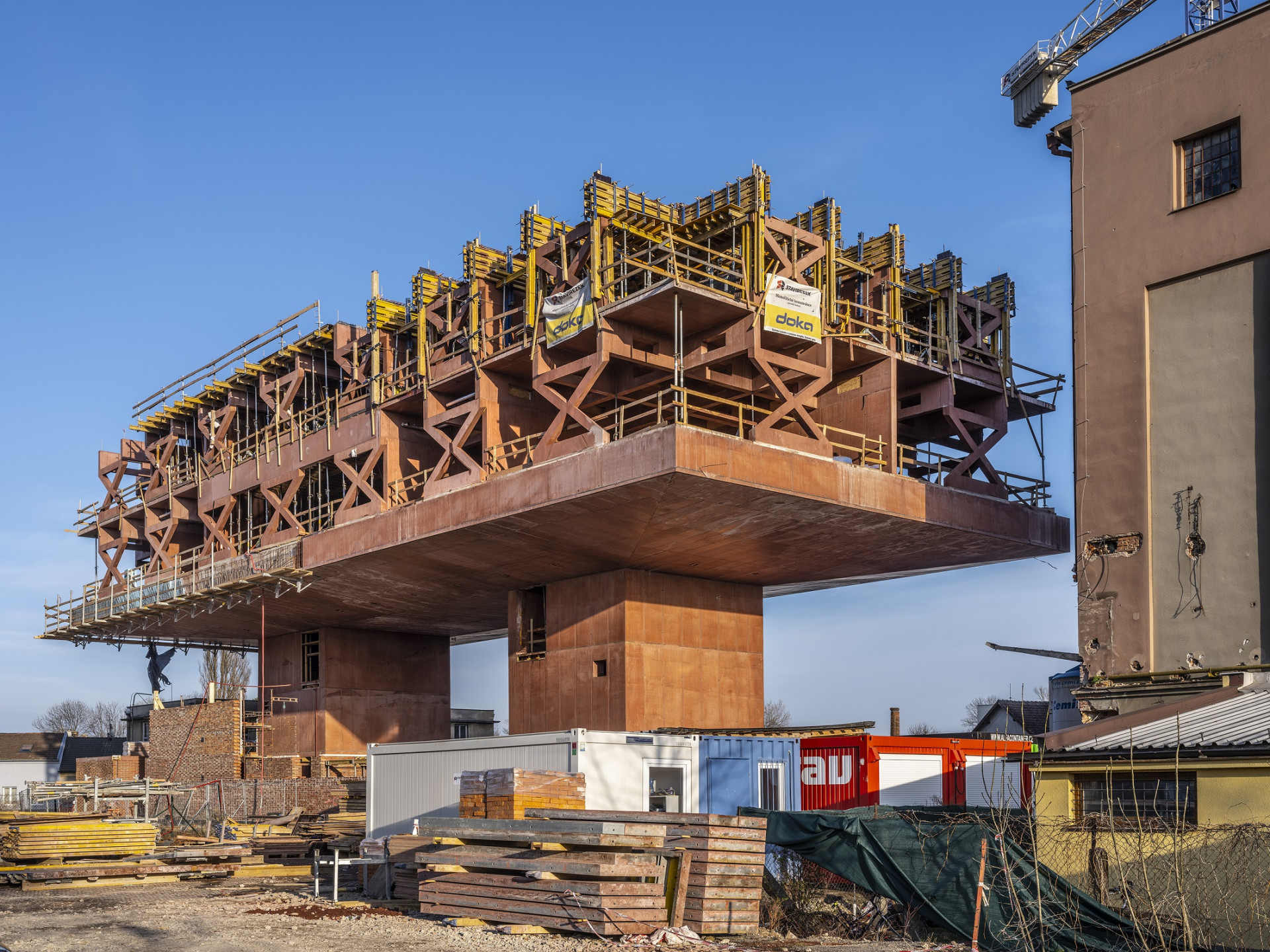Budova Centrálních polytechnických dílen s Galerií města Pardubic v areálu Winternitzových automatických mlýnů v Pardubicích od ateliéru Šépka architekti