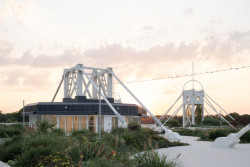 A také malé budky občerstvení - tehdy se příliš nepoužívaly, dnes je tu bistro. (Rekonstrukce Křižíkových pavilonů na Výstavišti)