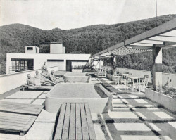 Na střeše obytného křídla se nacházely sluneční lázně s lehátky a bazénkem