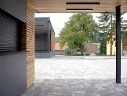 Architekti ze studia Liprojekt doplnili sportovní areál v obci Vidče o bufet s posezením a kryté pódium