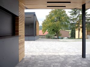 Architekti ze studia Liprojekt doplnili sportovní areál v obci Vidče o bufet s posezením a kryté pódium