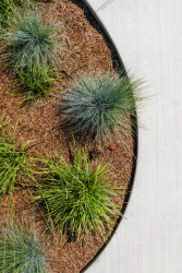 Herní zóna pro děti je z litého dilatovaného betonu. (Příšovická náves, atakarchitekti)