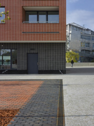 Náměstí 28. října v Orlové, Atelier RAW: Dům má zase obklad z cihlových pásků