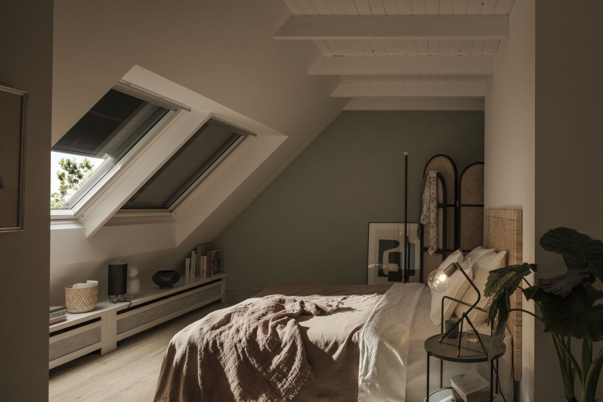 Lehká venkovní roleta na solární pohon SSS, Velux.