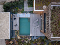 Rodinný dům a sídlo firmy Eko Modular hned vedle sebe - vše z modulů.