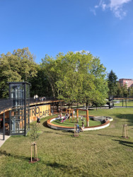 Dětské hřiště v odpočinkové zóně uvnitř kruhu.