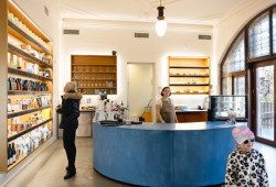 V přízemí galerie je příjemná kavárna s pekárnou.