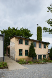 Objekt se zelenými okny se zatím postupně opravuje. (Krafferova zahrada v Jindřichově Hradci od matěj šebek architekti a Ateliér Za Mák)