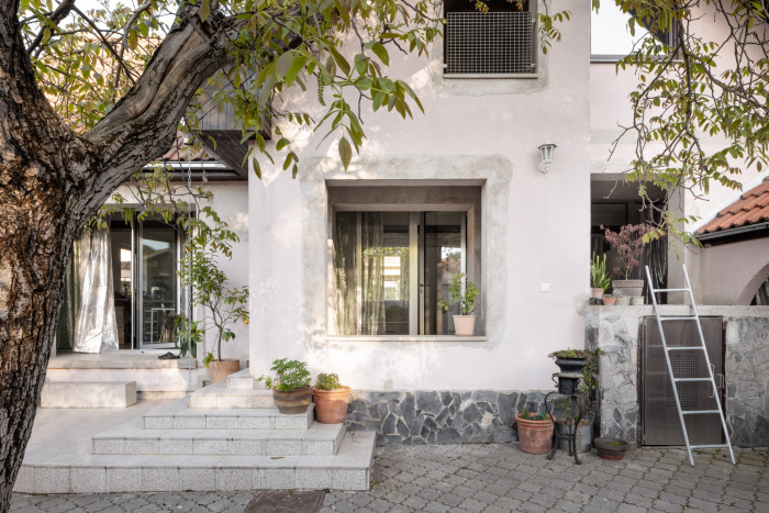 “Ono je to vlastne úžasné tak, jak to je," řekl prý architekt Richard Kilo, když viděl tenhle domek. Nenápadná a respektující rekonstrukce venkovského domu vystihuje tento ročník ceny CEZAAR.