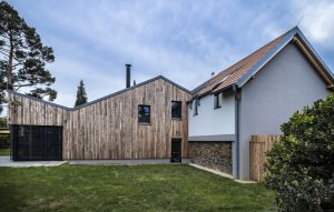 Rodinný dům v Písnici, daviddavidová architekti: Před rekonstrukcí to byl dost obyčejný domek z druhé poloviny 20. století