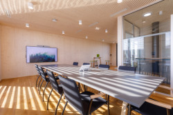 Pro firemní sídlo společnosti, zaobírající se zpracováním dřeva nebyl výběr materiálů do interiérů náročný. Architekti z Prodesi/Domesi pro ně vybrali právě dřevo.