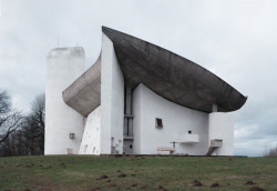 Le Corbusier, kaple Panny Marie na výšinách, Ronchamp (1950–1955)