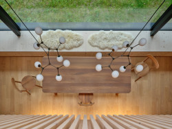 Z galerie se dá shlédnout dolů do hlavní obytné místnosti. (Chalupa Na Kukačkách; edit! architects)