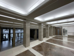 Podsvícení navozuje monumentální dojem. (Nové bar(v)y v Domě kultury Ústí nad Labem; 3+1 architekti)