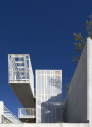 Každá jednotka má venkovní prostor a balkon s výhledem do dvora. (Rose Apartments v Los Angeles, Brooks & Scarpa)